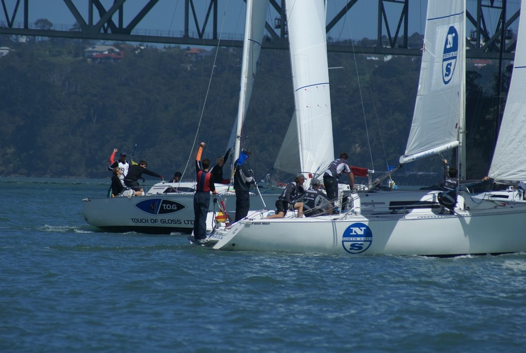 Dickson on starboard, catches Davis on port.  © Richard Gladwell www.photosport.co.nz
