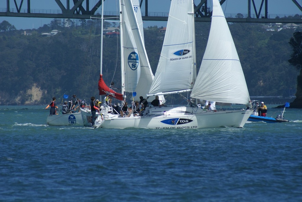 A spectator boat is used as an obstruction. © Richard Gladwell www.photosport.co.nz