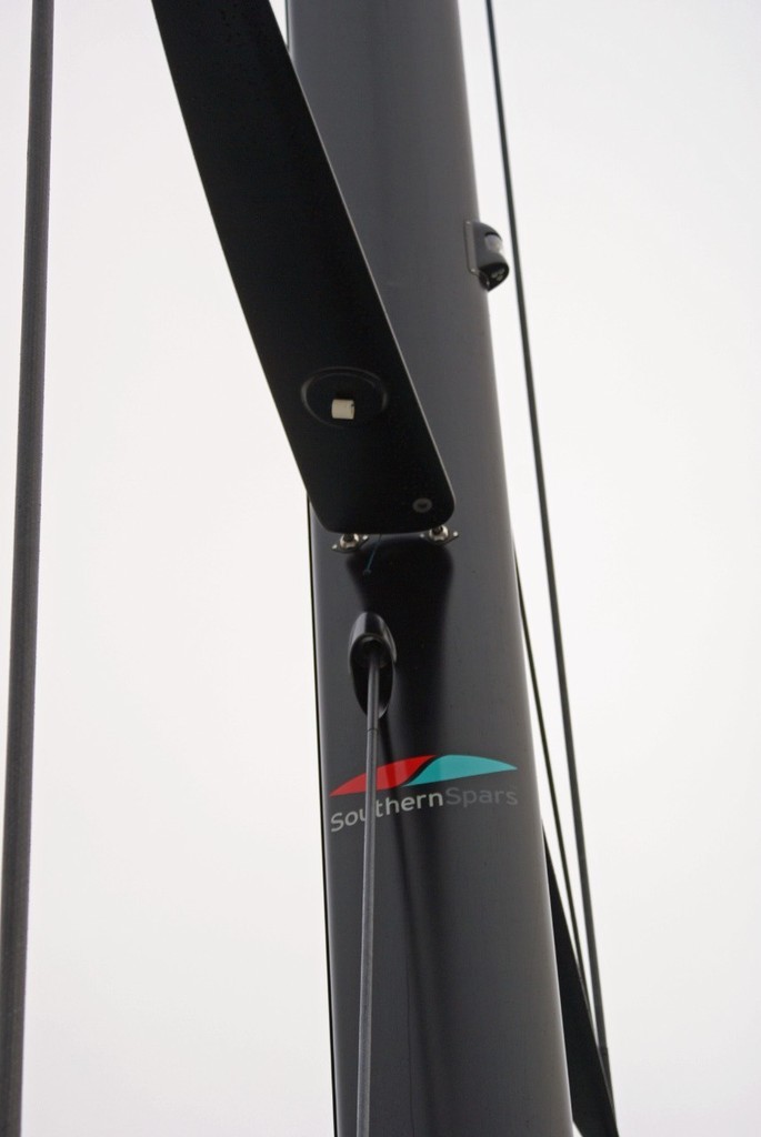 One of the most noticeable features on Speedboat’s rig is the truly aerodynamic structure. The rig uses EC6+ carbon continuous rigging with internal tangs. This means the entire rigging runs free from the deck to inside the mast without any bulky external fittings or attachments. © Richard Gladwell www.photosport.co.nz
