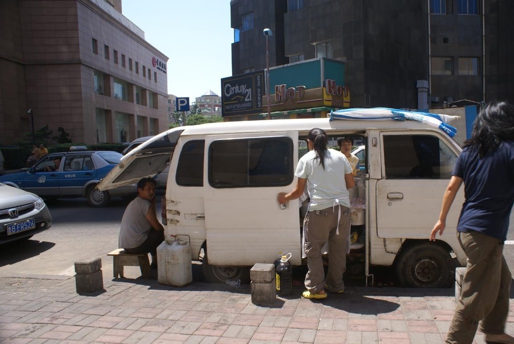 A roadside cookhouse/van shuts very quickly when they see our cameras in Qingdao © Richard Gladwell www.photosport.co.nz