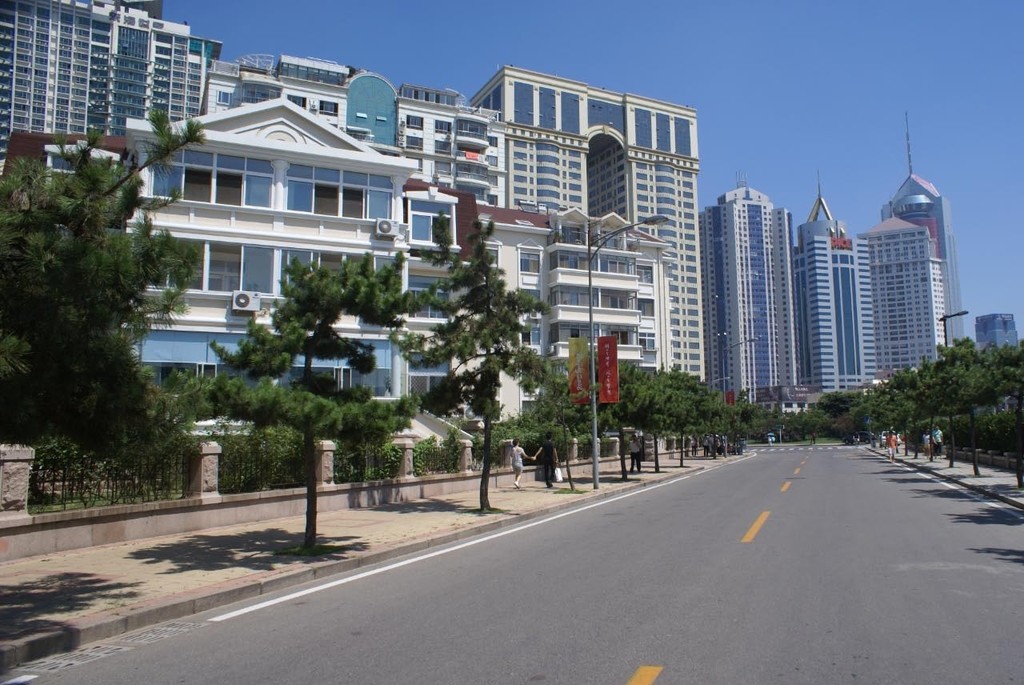 Qingdao street looks very western © Richard Gladwell www.photosport.co.nz