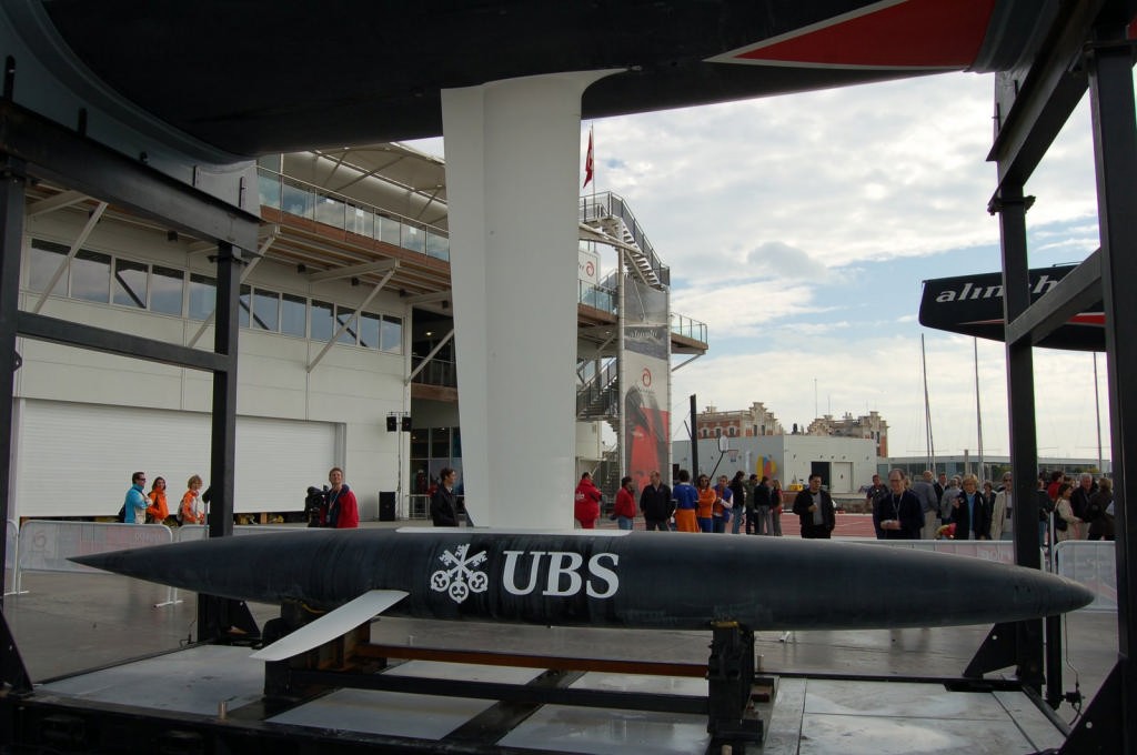 The strut and bulb of SUI-100 as shown on the AC Unveiling 2007 © Valenciasailing.com http://www.valenciasailing.com