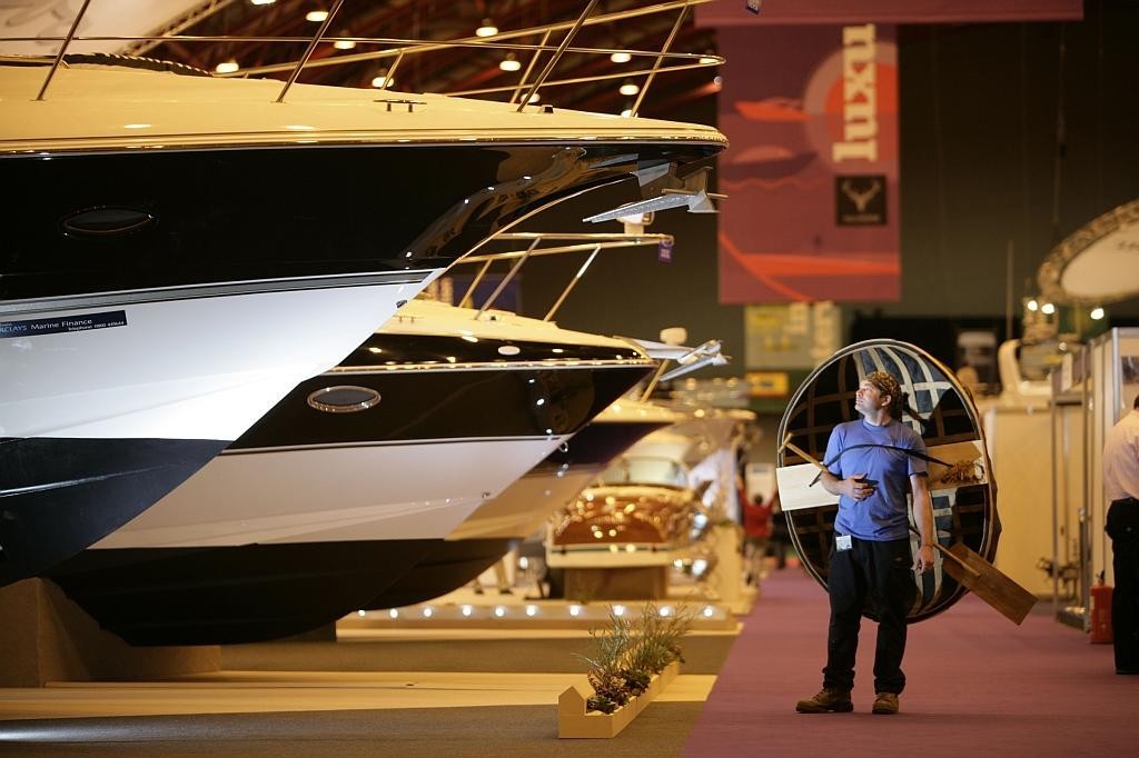 Cliff Guy walking through the boat show with his coracle © Mark Lloyd http://www.lloyd-images.com