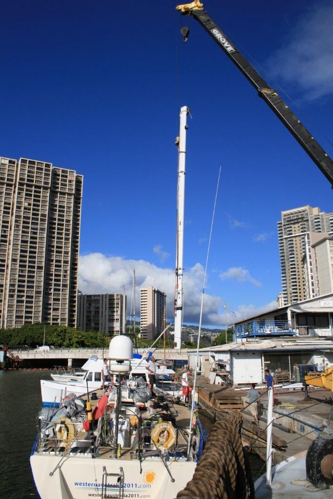 westernaustralia2011.com’s mast is craned off the boat… - Clipper 07-08 © Clipper Ventures PLC . http://www.clipperroundtheworld.com