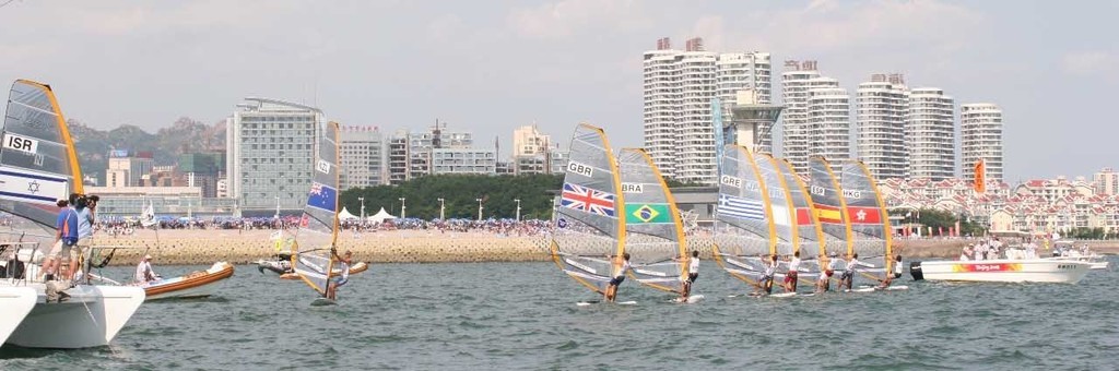 Ashley completes his start-line pirouette and sets up on port at the start of the Medal race in the RS:X at Qingdao. © Richard Gladwell www.photosport.co.nz