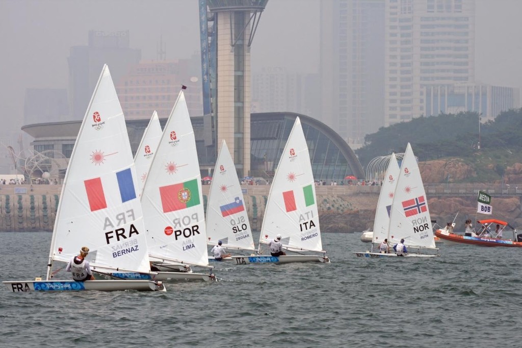 The fleet heads to the wall with Murdoch buried - 2008 Olympics Qingdao - Medal Race - Laser © Richard Gladwell www.photosport.co.nz