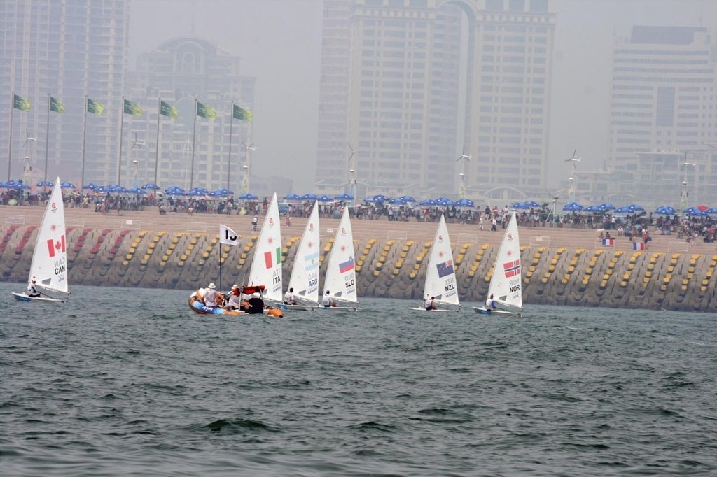 The fleet heads to the wall to escape the tide - 2008 Olympics Qingdao - Medal Race - Laser © Richard Gladwell www.photosport.co.nz
