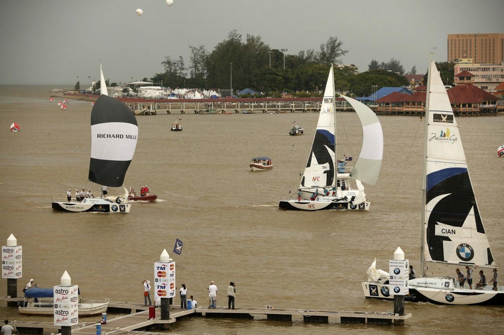 Tan Wearn Haw crosses the line in front of Peter Gilmour - a notable ’upset’ in flight 13, Monsoon Cup 2006 © Guy Nowell http://www.guynowell.com