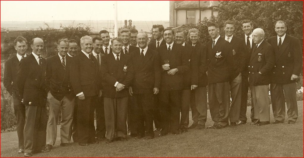 International 14 Ft. Dinghy Team Races in Cowes, Isle of Wight, UK. 1958 L-R: Gerald Parks, Geoff Smale (NZ), Bud Whittaker, CAN), “Bungy” McCrae (NZ), Uffa Fox (UK), Harry Jemmet (CAN), Jim Stephens (CAN), Ian Pryde (NZ), ???, Bruce Kirby (CAN), Stewart Morris (UK), Michael Pope (UK), Mike Peacock (UK), Ray Simich (NZ), Keith Shackleton (UK), Ralph Roberts (NZ), Doug Roberts (CAN), Ron Watson(NZ), Harvey Bongard (CAN),  Paul Henderson (CAN)  © SW