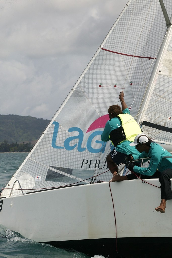 Six Senses Phuket Raceweek 2008. Youth crew on Tuay Lek go for the hoist. © Guy Nowell http://www.guynowell.com