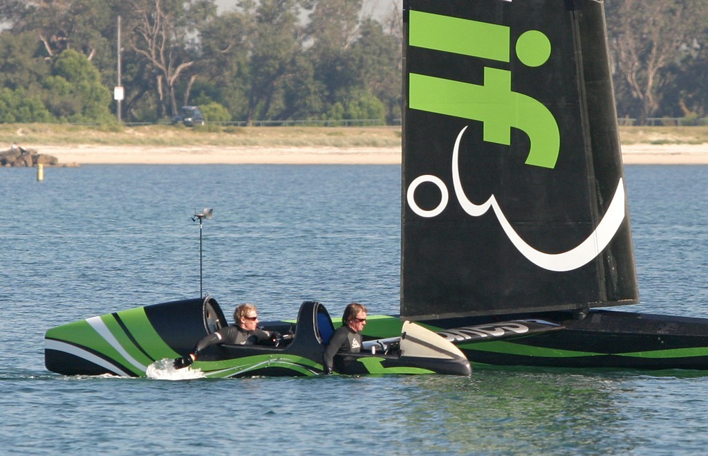 Paddling for the record - Wot Rocket - 2008 Day 2 bay trials © Crosbie Lorimer http://www.crosbielorimer.com