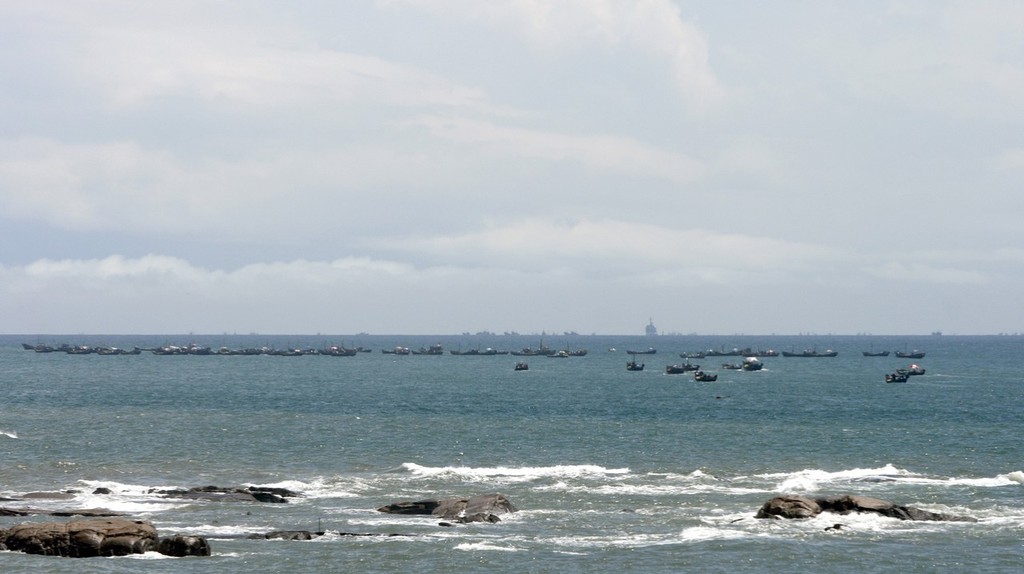Qingdao Olympic Regatta 2008. The ’weed boats’ going out, Monday 11th August © Guy Nowell http://www.guynowell.com