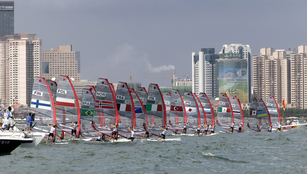 Qingdao Olympic Regatta 2008. Women’s RS-X start. © Guy Nowell http://www.guynowell.com