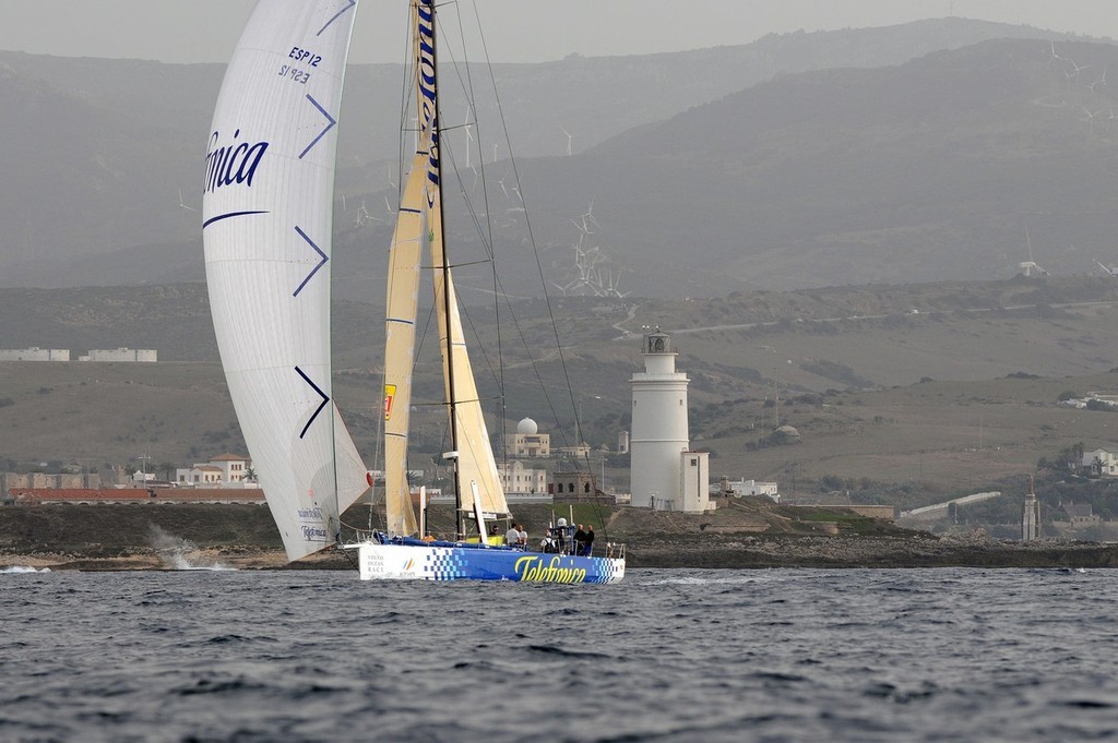 Telefonica Blue returns to racing after pulling in overnight to make repairs at the start of Leg 1 of the Volvo Ocean Race 2008-09 ©  David Kneale/Volvo Ocean Race http://www.volvooceanrace.com/