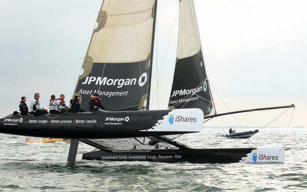 Dame Ellen MacArthur helms the JPMorgan Asset Management Extreme 40, on her way to taking line honours in the JPMorgan Asset Management Round the Island Race. © onEdition http://www.onEdition.com