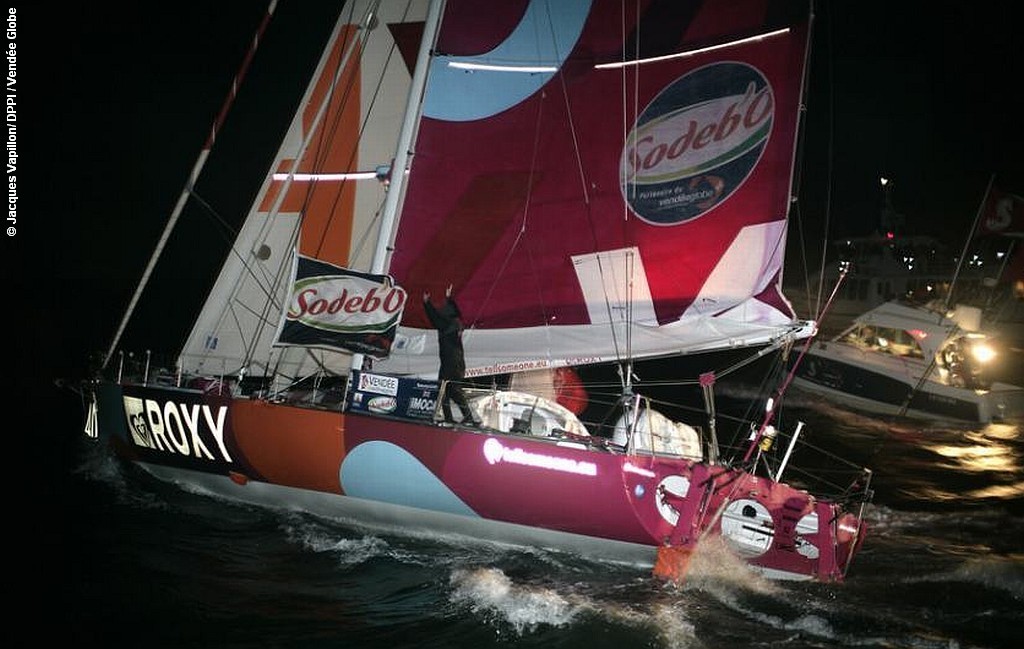 Sam Davies finishes the 2009 Vendee Globe  © Jacques Vapillon / DPPI / Vendée Globe http://www.vendeeglobe.org