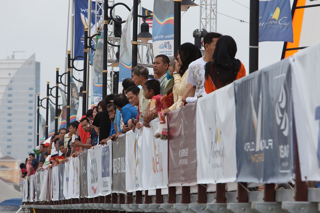 Spectators at the Monsoon Cup 2009. Kuala Terengganu, Malaysia. 4 December 2009. Photo: Gareth Cooke/Subzero Images © Gareth Cooke Subzero Images/Monsoon Cup http://www.monsooncup.com.my
