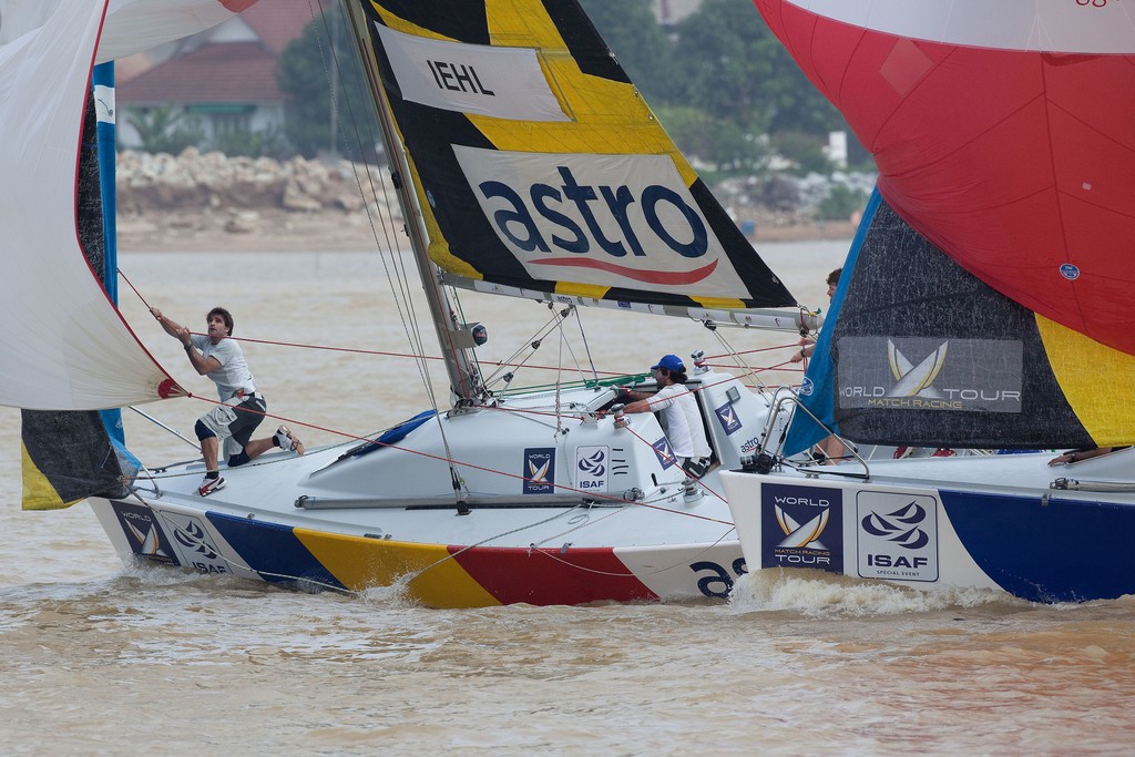 Close racing, close to shore makes for great spectating and television - Monsoon Cup 2009. Kuala Terengganu, Malaysia. 5 December 2009. Photo: Gareth Cooke/Subzero Images © Gareth Cooke Subzero Images/Monsoon Cup http://www.monsooncup.com.my