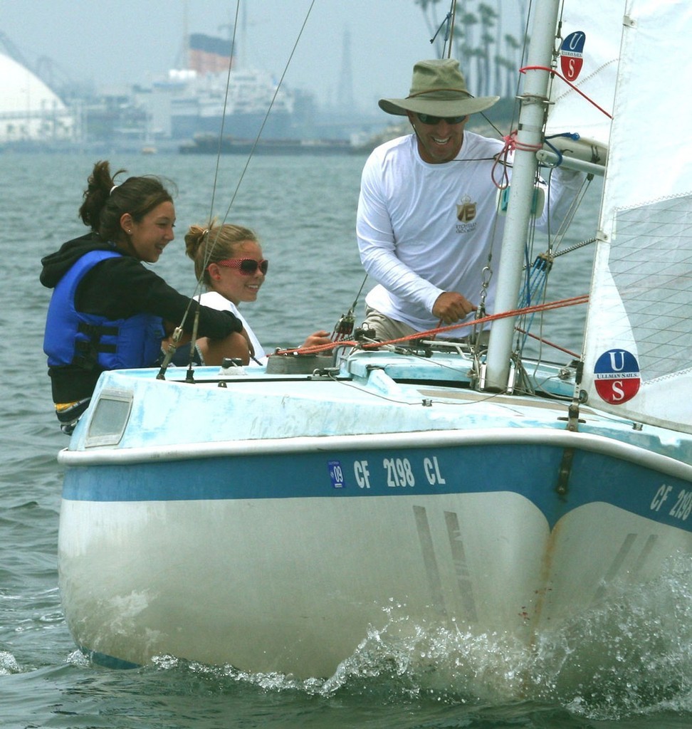 Steve Flam works pit for daughter Lilly (l.) and Ginger Luckey<br />
 © Rich Roberts http://www.UnderTheSunPhotos.com