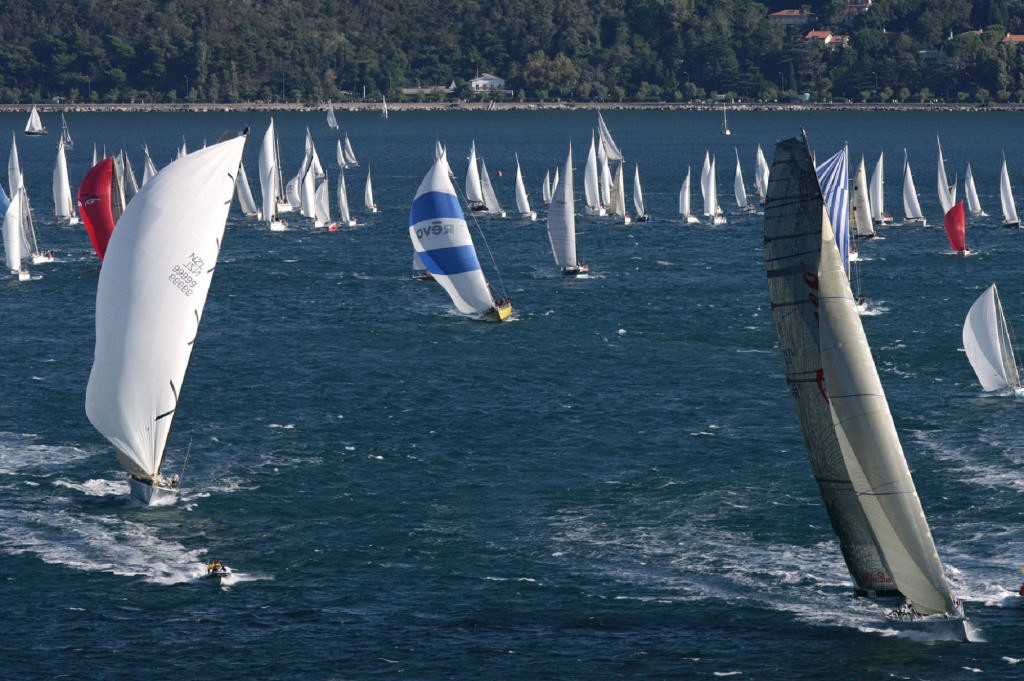 Alfa Romeo 2 leads the fleet.  © Emme & Emme/Parenzan