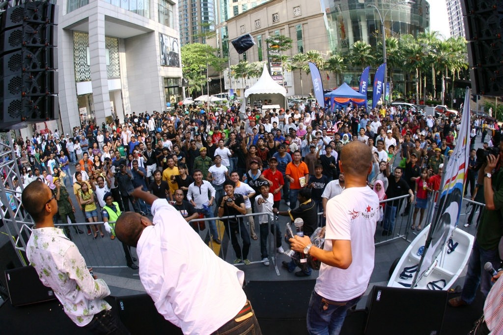 Monsoon Cup Concert 2008 K.L> Local artists(Left - Right: Fadzli, Hattan and Amy (Search) rocked the crowd © Gareth Cooke Subzero Images/Monsoon Cup http://www.monsooncup.com.my