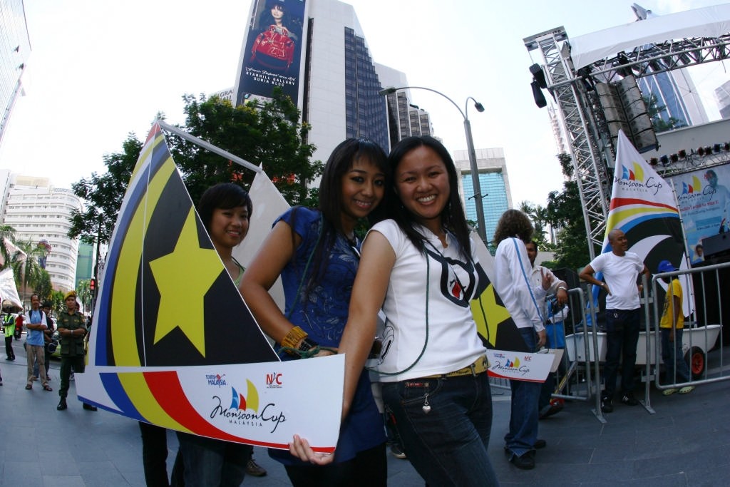 Local artist Amelia with one of her fans at the Monsoon Cup Malaysia 2008 concert. © Gareth Cooke Subzero Images/Monsoon Cup http://www.monsooncup.com.my