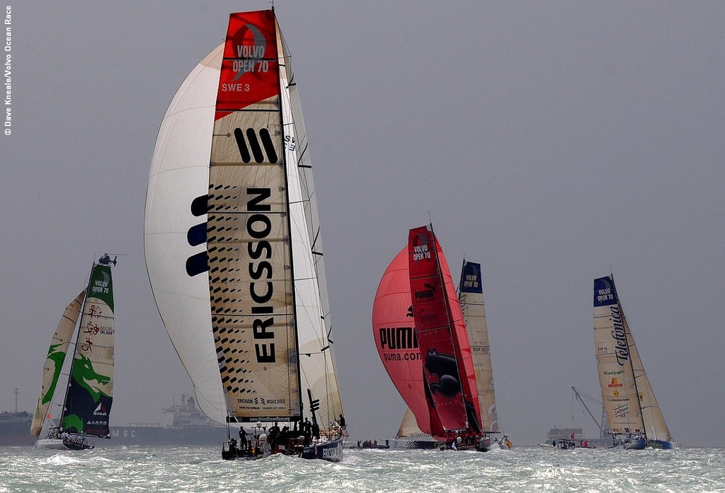 The fleet of Volvo Open 70s battle around the short course for the second of two Singapore In-Port Races ©  David Kneale/Volvo Ocean Race http://www.volvooceanrace.com/