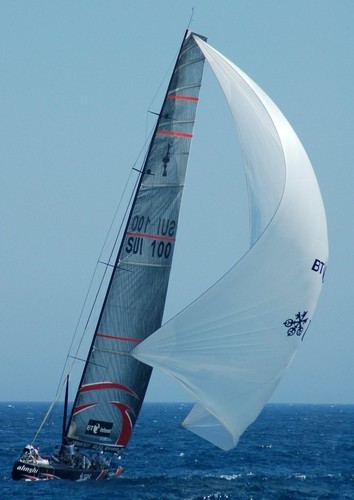 Alinghi copes with a broken spinnaker pole after the wind change, just before the finish of Race 7, America’s Cup 32 © Valenciasailing.com http://www.valenciasailing.com