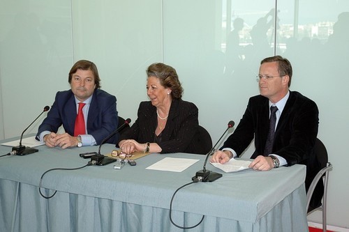 From left to right: José Luis Villanueva, General Director of Events of Generalitat Valenciana; Rita Barberá, Mayor of Valencia; Lucien Masmejan, ACM representative at the Pre Regattas 2009 Announcement<br />
Valencia, Spain  © Jose Delgado/Alinghi www.alinghi.com