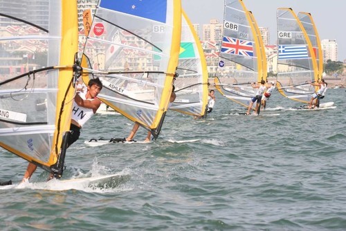 Tom Ashley comes out on port at the start of the Medal race in the RS:X at Qingdao. © Richard Gladwell www.photosport.co.nz