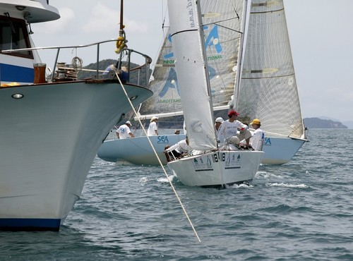 Evason Phuket Tua Lek squeezes through at the Committee Boat end - Evason Phuket Raceweek 2007 © Guy Nowell http://www.guynowell.com