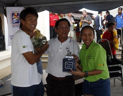 Raja Muda Selangor International Regatta 2008. Mata Hari, proud winners of the Penang Trishaw Races. Prizes presented by Dato Alex Nah, Commodore RSYC (centre). © Guy Nowell http://www.guynowell.com