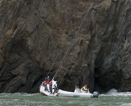 Savage Beauty on the rocks in San Francisco - about to attempt to pull them off, which failed, and the Marin County Sheriff then appeared © Erik Simonson/ h2oshots.com