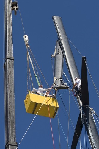 Skandia mast being cut away after finishing the 2007 Rolex Sydeny Hobart ©  Rolex / Carlo Borlenghi http://www.carloborlenghi.net