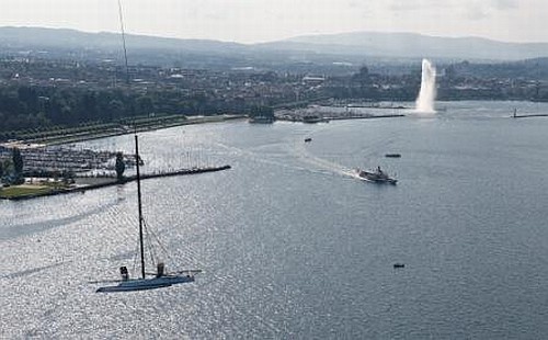 SYZ & CO hydrofoil catamaran above Lake Geneve ©  SW