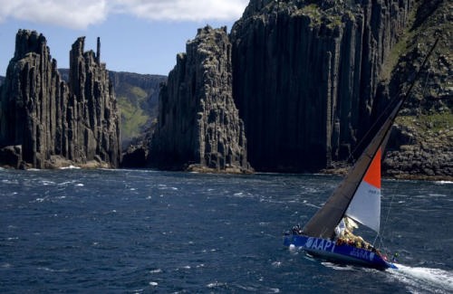 AAPT passes the Organ Pipes off the Tasmanian Coast ©  Rolex / Carlo Borlenghi http://www.carloborlenghi.net