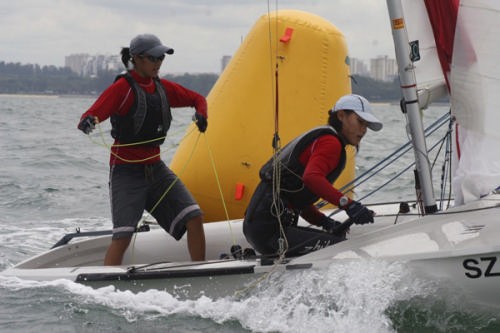 Jovina Choo and Sara Tan (SIN), bronze medallists at the Singapore 420 Nationals Champs 2007 © Ho Shu Fen