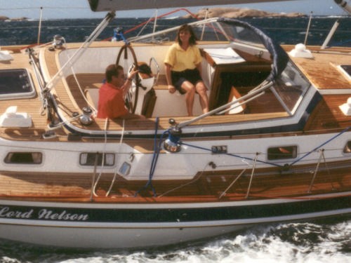 Centre cockpit and spray shield, popular Hallberg-Rassy features © Hallberg-Rassy www.hallberg-rassy.se