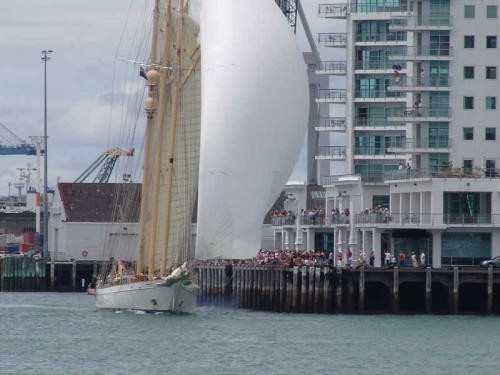 Adix gives the crowd on Princes Wharf a close view and a one-gun salute! © Richard Gladwell www.photosport.co.nz