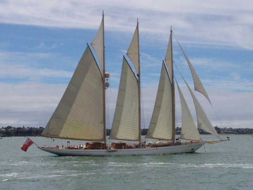 Adix heads back up the Waitemata into a light but freshening sea-breeze © Richard Gladwell www.photosport.co.nz
