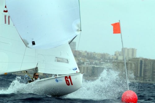 NZL’s Sarah and Emma Berry fly past a gate on Day 2 of the 420 Worlds © Event Media