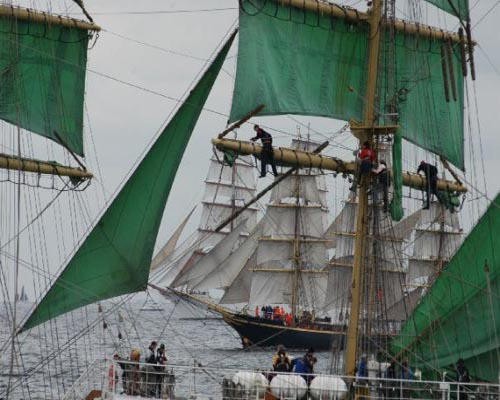 Kruzenshtern sailors © SW