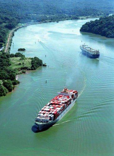 Panama Canal ships transiting © SW