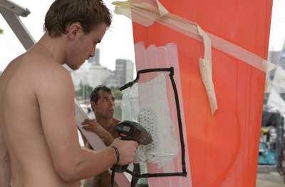 Shorecrew working on ABN AMRO TWO keel. Marina da Gloria, Rio de Janeiro, Brasil. © Oskar Kihlborg/ Volvo Ocean Race 2005-2006   © Volvo Ocean Race http://www.volvooceanrace.com