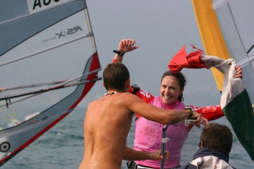Alessandra Sensini (ITA waves the Italian flag after winning the Womens RS:X Worlds © rsxclass.com
