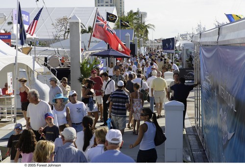Show visitors throng the dock at the Bahia Mar Marina. - Fort Lauderdale © SW