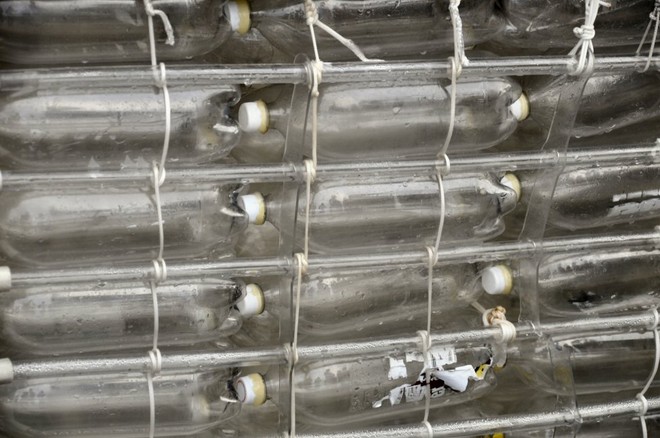 detail of the PVC and bottle construction of the Plastiki vessel -  © Ben Loftus