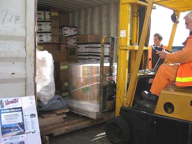 Bill Dagg adds a 10km roll of paper (WOW!!!!!!) donated by Norske Skog Boyer - Melbourne to Vanuatu ©  John Curnow
