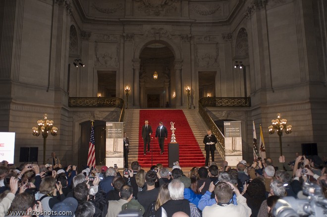 Mayor Gavin Newsom and Larry Ellison descend the red carpet © Erik Simonson/ h2oshots.com