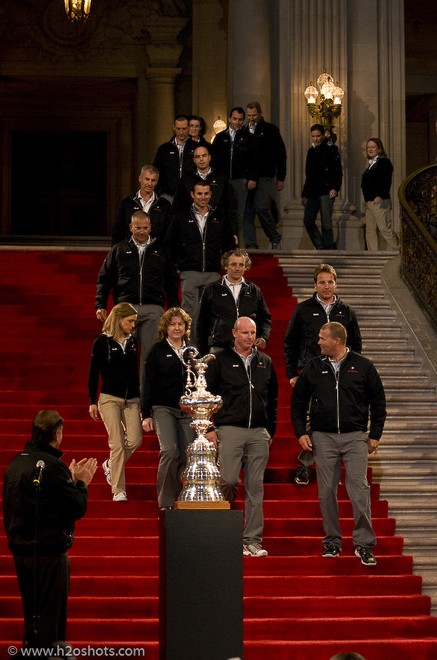 The rest of team descends © Erik Simonson/ h2oshots.com
